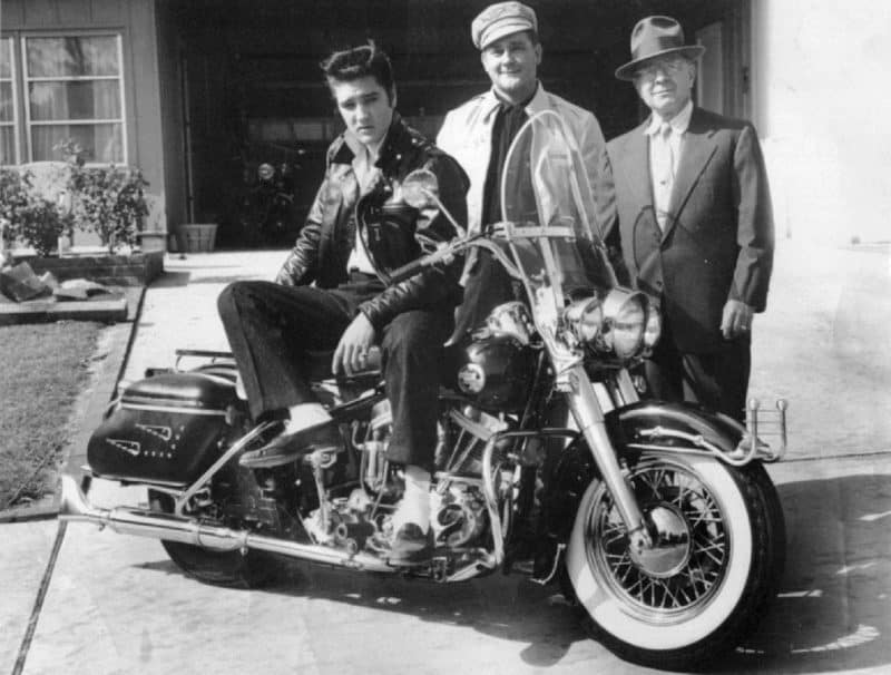 Elvis Presley com uma Harley-Davidson
