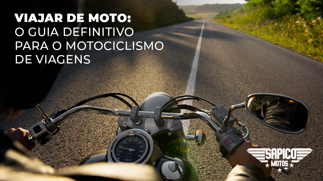 Capa de artigo viajar de moto | Sapico Motos. Descrição: estrada ensolarada à frente de guidão e painel de moto.